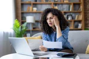 Une jeune qui n’aura plus droit à son allocation chômage suite à la réforme du chômage Arizona.