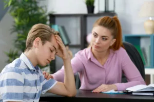 Un adolescent en pleine séance d’écoute psychologique auprès de services de santé mentale.