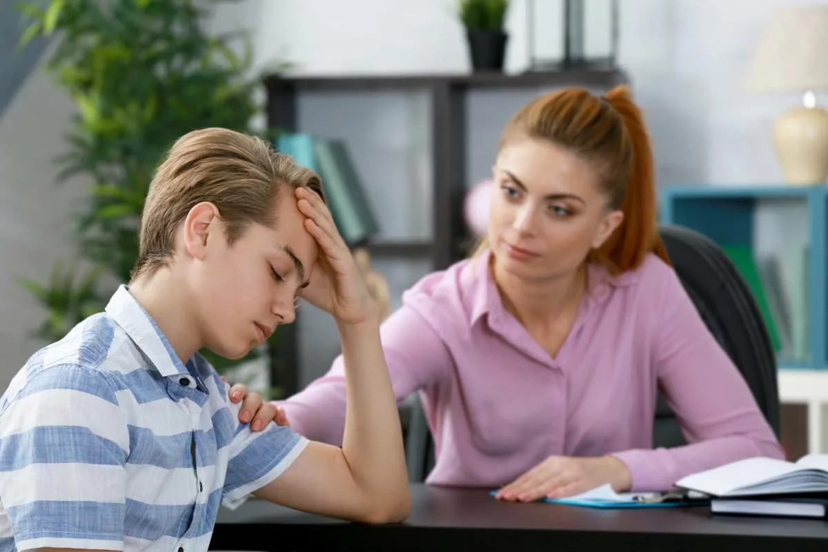 Un adolescent en pleine séance d’écoute psychologique auprès de services de santé mentale.