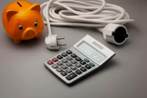 Un père comparant des offres de tarifs énergétiques bas pour protéger son budget hiver 2025-2026.