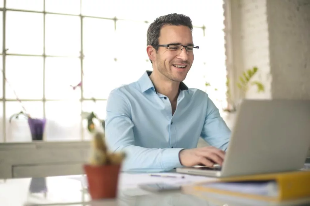 Un entrepreneur en train d’élaborer une facturation électronique via le réseau sécurisé Peppol.