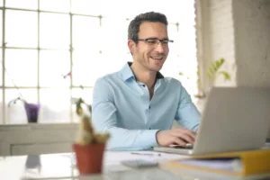 Un entrepreneur en train d’élaborer une facturation électronique via le réseau sécurisé Peppol.