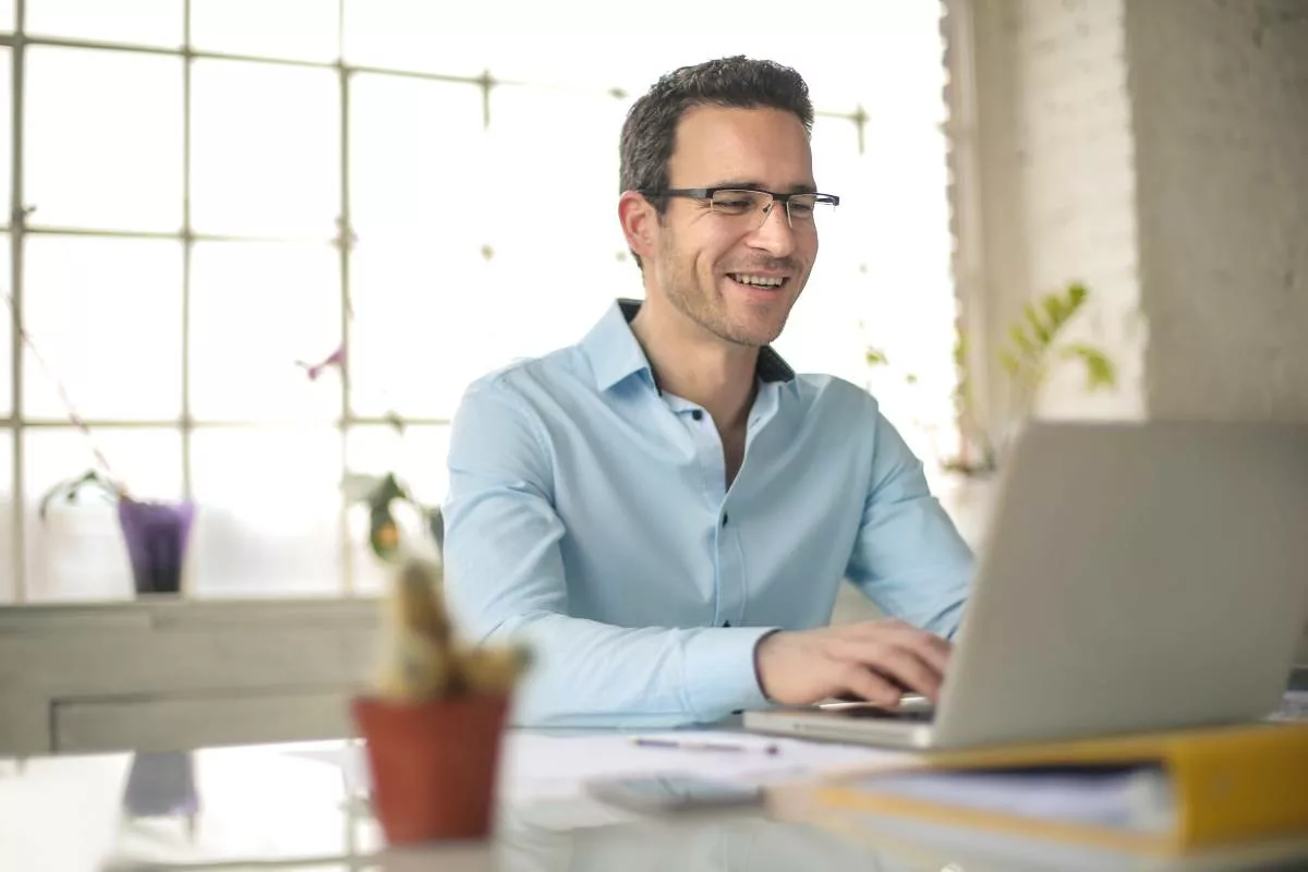 Un entrepreneur en train d’élaborer une facturation électronique via le réseau sécurisé Peppol.