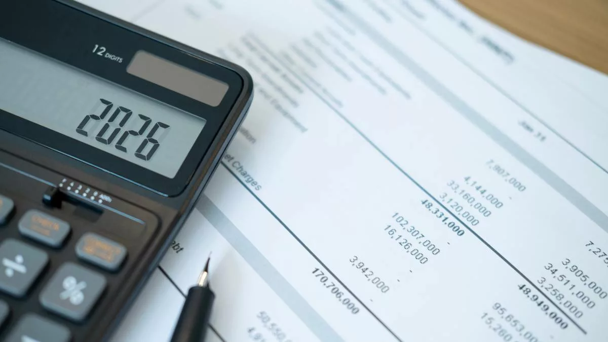 Un salarié qui calcule son indexation salariale 2026, suite aux dernières nouveautés d’augmentation.