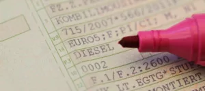 Un conducteur vérifie la conformité de son véhicule à la LEZ, sur son certificat d'immatriculation.