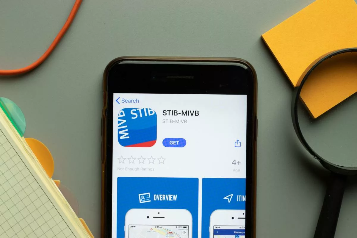 Un homme télécharge l'application STIB pour vérifier les itinéraires avant d’acheter l’abonnement.