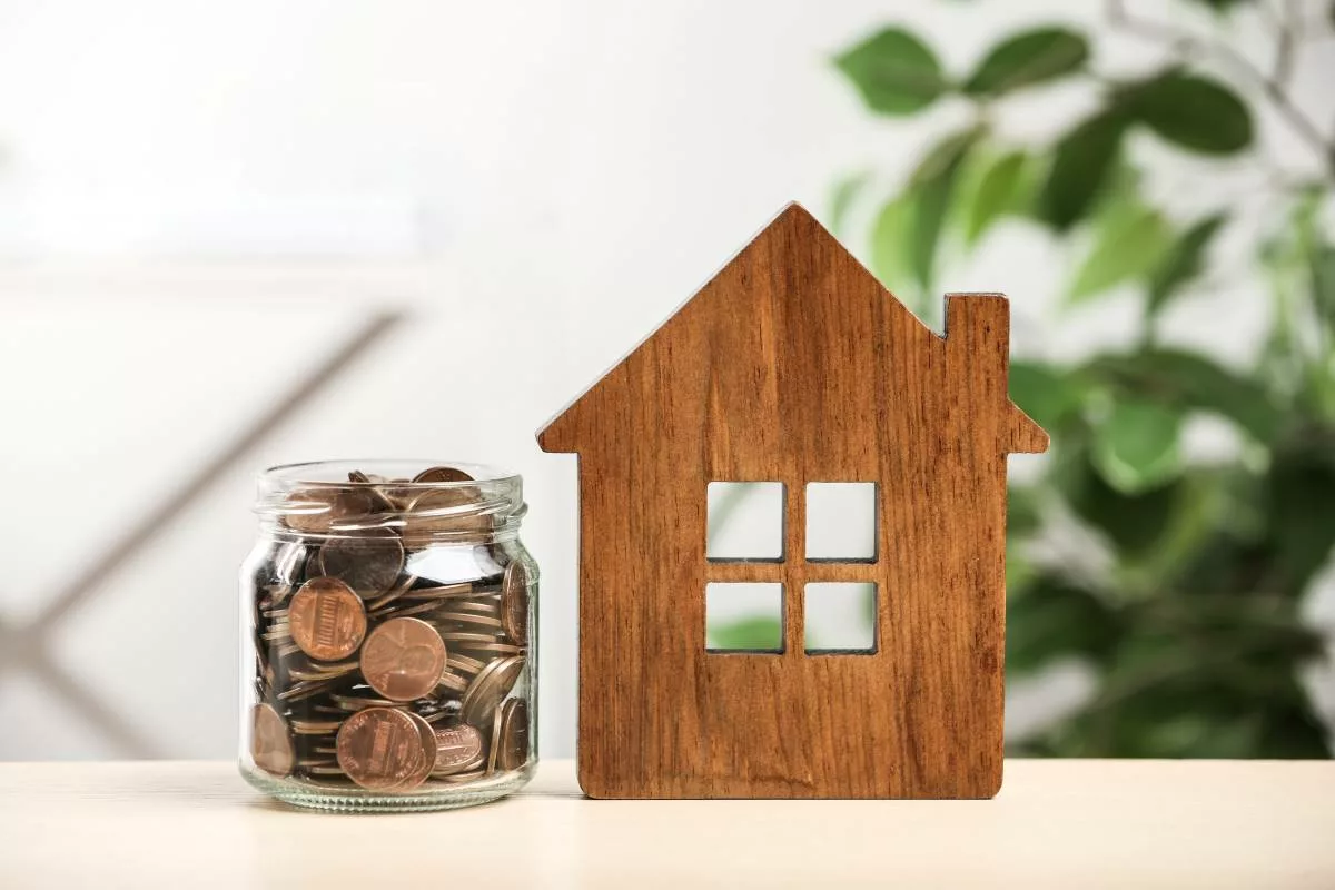 Un homme comptant ses économies et attendant la réception de l’allocation de loyer à Bruxelles.