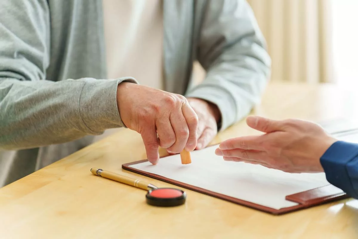 Un homme en train de souscrire à une assurance décès.