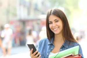 Une étudiante vient d’apprendre que sa demande de l’allocation d’études supérieures a été acceptée.