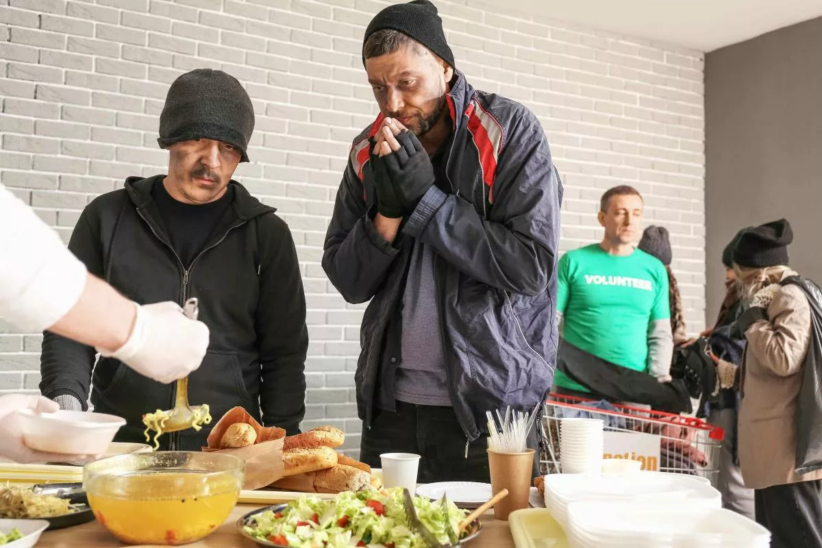 Des sans-abri bénéficiant d’un repas gratuit dans le cadre du Plan Grand Froid.