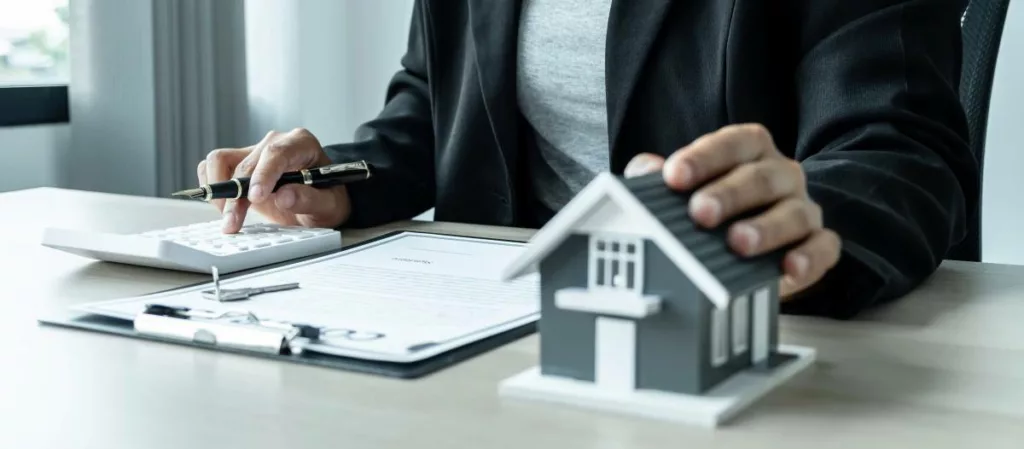 Un propriétaire d’un bien en train de calculer le montant de la réduction du précompte immobilier.