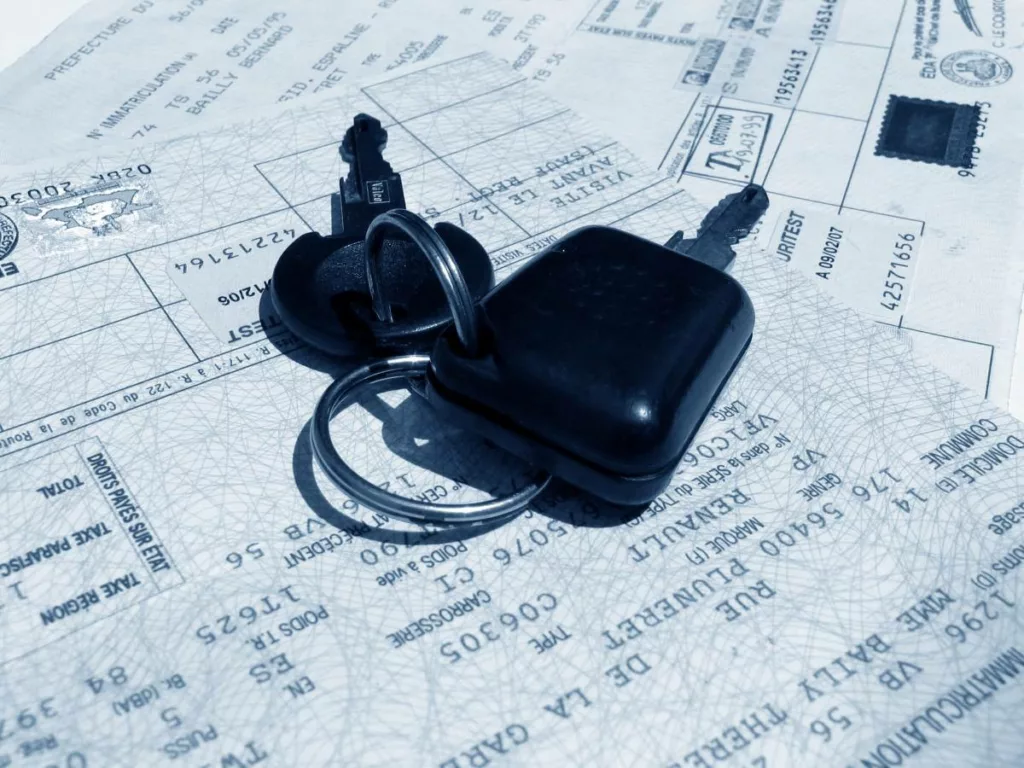 Un conducteur qui vient d’obtenir son certificat d’immatriculation pour conduire.