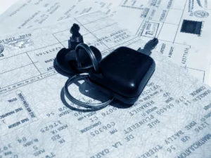 Un conducteur qui vient d’obtenir son certificat d’immatriculation pour conduire.