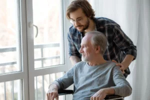 L’allocation d’aidant proche assure un revenu si vous interrompez ou réduisez l’activité pour soins.