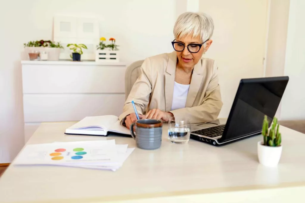 Une femme calculant les frais de notaire avant d’acheter un appartement à Bruxelles.