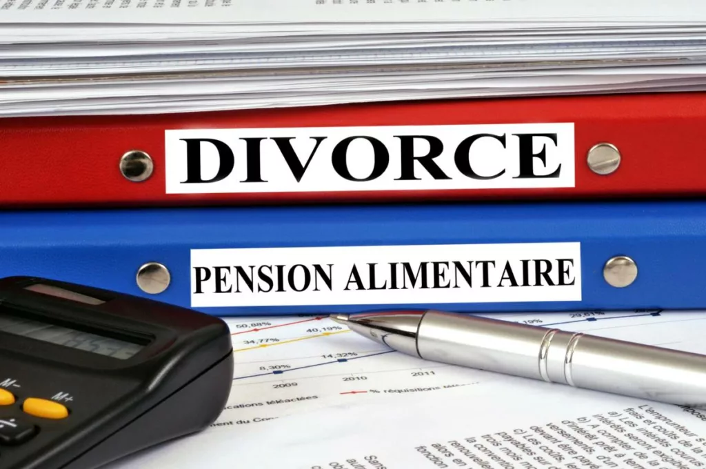 Une mère divorcée avec enfant calculant l’indexation de pension alimentaire.