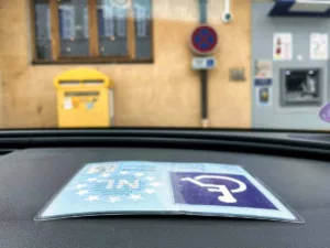 Une mère divorcée avec enfant calculant l’indexation de pension alimentaire.